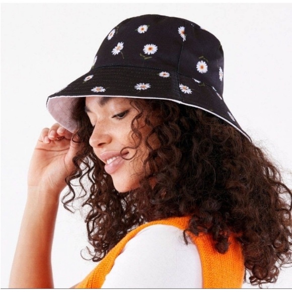 ALICE + OLIVIA Reversible Daisy Bucket Hat - Picture 6 of 12